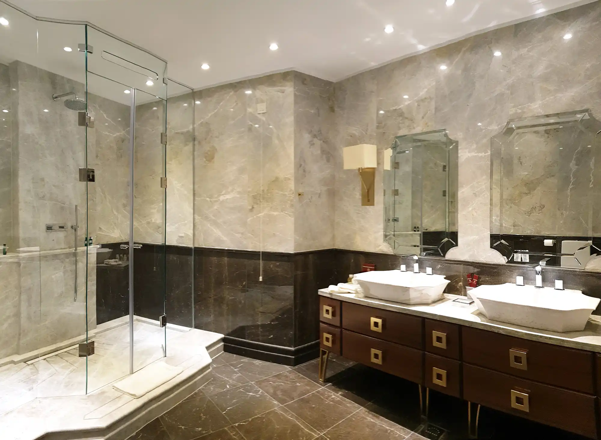 Ludovicus suite bathroom